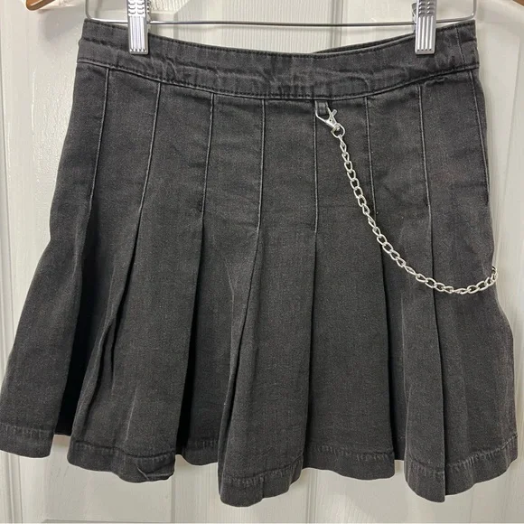 H&M Women Denim Black Pleated Mini Skirt with Removable Chain Detail Size 6 Punk - Picture 1 of 10